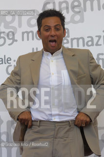 08/09/02 - 59. INTERNATIONAL FILM FESTIVAL IN VENICE LIDO - THE SHOWMAN AND POP SINGER ROSARIO FIORELLO  - FILM JOHAN PADAN - A LA DESCOVERTA DE LE AMERICHE  - © 2002 Graziano Arici/Rosebud2 /FIORE  - MOSTRA DEL CINEMA / CANTANTE POP