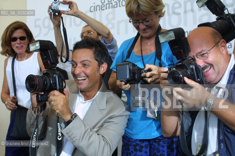 08/09/02 - 59. INTERNATIONAL FILM FESTIVAL IN VENICE LIDO - THE SHOWMAN AND POP SINGER ROSARIO FIORELLO  - FILM JOHAN PADAN - A LA DESCOVERTA DE LE AMERICHE  - © 2002 Graziano Arici/Rosebud2 /FIORE  - MOSTRA DEL CINEMA / CANTANTE POP/ FOTOGRAFO