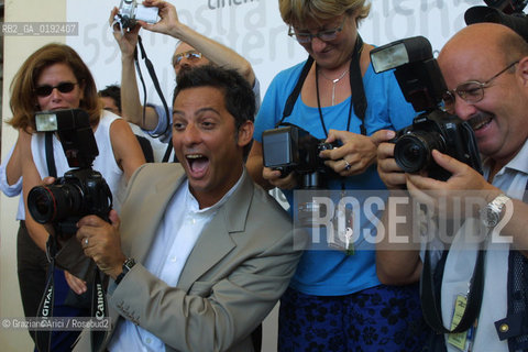 08/09/02 - 59. INTERNATIONAL FILM FESTIVAL IN VENICE LIDO - THE SHOWMAN AND POP SINGER ROSARIO FIORELLO  - FILM JOHAN PADAN - A LA DESCOVERTA DE LE AMERICHE  - © 2002 Graziano Arici/Rosebud2 /FIORE  - MOSTRA DEL CINEMA / CANTANTE POP/ FOTOGRAFO