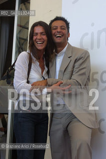 08/09/02 - 59. INTERNATIONAL FILM FESTIVAL IN VENICE LIDO - THE SHOWMAN AND POP SINGER ROSARIO FIORELLO WITH HIS GIRLFRIEND  - FILM JOHAN PADAN - A LA DESCOVERTA DE LE AMERICHE  - © 2002 Graziano Arici/Rosebud2 /FIORE  - MOSTRA DEL CINEMA / CANTANTE POP
