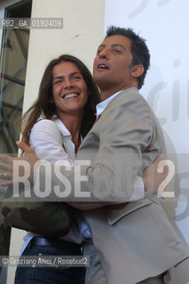 08/09/02 - 59. INTERNATIONAL FILM FESTIVAL IN VENICE LIDO - THE SHOWMAN AND POP SINGER ROSARIO FIORELLO WITH HIS GIRLFRIEND  - FILM JOHAN PADAN - A LA DESCOVERTA DE LE AMERICHE  - © 2002 Graziano Arici/Rosebud2 /FIORE  - MOSTRA DEL CINEMA / CANTANTE POP