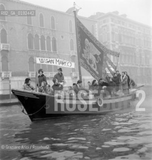 PROTESTS AGAINST THE HIGH TIDE IN VENICE - 1970 © ARCHIVIO Graziano Arici/Rosebud2  / ALTA MAREA / ACQUA ALTA / MANIFESTAZIONE / BARCA