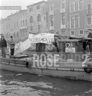 PROTESTS AGAINST THE HIGH TIDE IN VENICE - 1970 © ARCHIVIO Graziano Arici/Rosebud2  / ALTA MAREA / ACQUA ALTA / MANIFESTAZIONE / BARCA