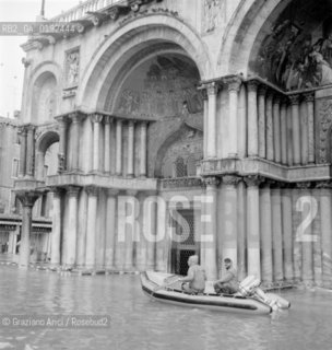 HIGH TIDE IN VENICE - 197? © ARCHIVIO Graziano Arici/Rosebud2  / ALTA MAREA / ACQUA ALTA /  BARCA