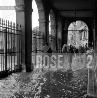 HIGH TIDE IN VENICE - 196? © ARCHIVIO Graziano Arici/Rosebud2  / ALTA MAREA / ACQUA ALTA /