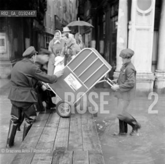 HIGH TIDE IN VENICE - 196? © ARCHIVIO Graziano Arici/Rosebud2  / ALTA MAREA / ACQUA ALTA /
