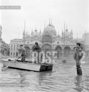 HIGH TIDE IN VENICE - 196? © ARCHIVIO Graziano Arici/Rosebud2  / ALTA MAREA / ACQUA ALTA /  BARCA  / PIAZZA SAN MARCO