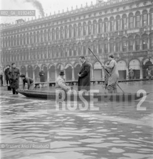 HIGH TIDE IN VENICE - 1962 © ARCHIVIO Graziano Arici/Rosebud2  / ALTA MAREA / ACQUA ALTA / BARCA /  PIAZZA SAN MARCO