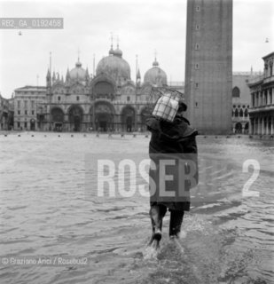 HIGH TIDE IN VENICE - 1962 © ARCHIVIO Graziano Arici/Rosebud2  / ALTA MAREA / ACQUA ALTA / PIAZZA SAN MARCO