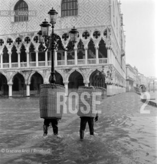 HIGH TIDE IN VENICE - 1962 © ARCHIVIO Graziano Arici/Rosebud2  / ALTA MAREA / ACQUA ALTA / PIAZZA SAN MARCO