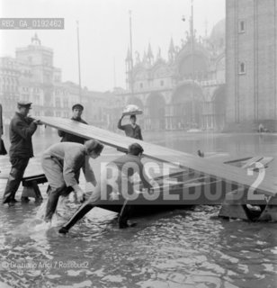 HIGH TIDE IN VENICE - 1962 © ARCHIVIO Graziano Arici/Rosebud2  / ALTA MAREA / ACQUA ALTA / BARCA / PIAZZA SAN MARCO