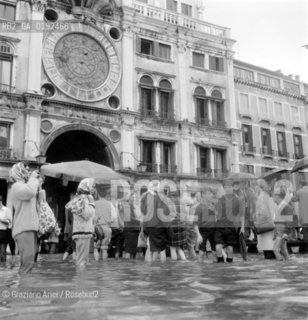HIGH TIDE IN VENICE - 1962 © ARCHIVIO Graziano Arici/Rosebud2  / ALTA MAREA / ACQUA ALTA / PIAZZA SAN MARCO / TURISTA