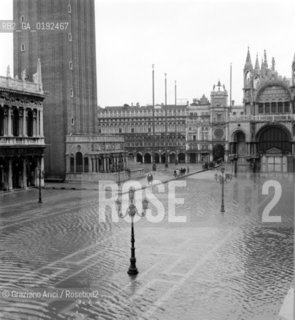 HIGH TIDE IN VENICE - 1962 © ARCHIVIO Graziano Arici/Rosebud2  / ALTA MAREA / ACQUA ALTA  / PIAZZA SAN MARCO