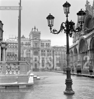 HIGH TIDE IN VENICE - 1962 © ARCHIVIO Graziano Arici/Rosebud2  / ALTA MAREA / ACQUA ALTA / PIAZZA SAN MARCO