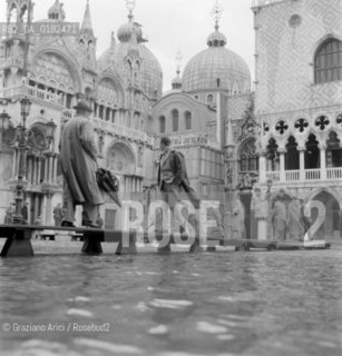 HIGH TIDE IN VENICE - 1962 © ARCHIVIO Graziano Arici/Rosebud2  / ALTA MAREA / ACQUA ALTA / PIAZZA SAN MARCO