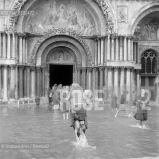 HIGH TIDE IN VENICE - 1962 © ARCHIVIO Graziano Arici/Rosebud2  / ALTA MAREA / ACQUA ALTA / PIAZZA SAN MARCO