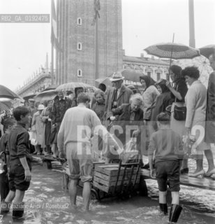 HIGH TIDE IN VENICE - 1962 © ARCHIVIO Graziano Arici/Rosebud2  / ALTA MAREA / ACQUA ALTA / PIAZZA SAN MARCO