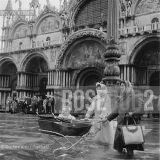 HIGH TIDE IN VENICE - 1962 © ARCHIVIO Graziano Arici/Rosebud2  / ALTA MAREA / ACQUA ALTA / PIAZZA SAN MARCO