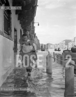 HIGH TIDE IN VENICE - 195? - © ARCHIVIO Graziano Arici/Rosebud2  / ALTA MAREA / ACQUA ALTA