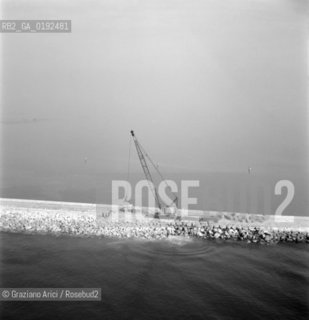 WORK IN PROGRESS AT THE PELLESTRINA MURAZZI AFTER THE GREAT HIGH TIDE (VENICE) - 1966 © ARCHIVIO Graziano Arici/Rosebud2  / ALTA MAREA / ACQUA ALTA