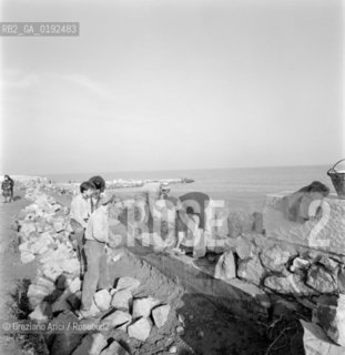 WORK IN PROGRESS AT THE PELLESTRINA MURAZZI AFTER THE GREAT HIGH TIDE (VENICE) - 1966 © ARCHIVIO Graziano Arici/Rosebud2  / ALTA MAREA / ACQUA ALTA