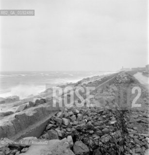 WORK IN PROGRESS AT THE PELLESTRINA MURAZZI AFTER THE GREAT HIGH TIDE (VENICE) - 1966 © ARCHIVIO Graziano Arici/Rosebud2  / ALTA MAREA / ACQUA ALTA