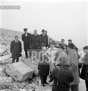 THE MAYOR OF VENICE GIOVANNI FAVARETTO-FISCA WITH THE US SENATOR TED KENNEDY AT THE PELLESTRINA MURAZZI AFTER THE GREAT HIGH TIDE (VENICE) - 1966 © ARCHIVIO Graziano Arici/Rosebud2  / ALTA MAREA / ACQUA ALTA / POLITICA / SINDACO / SENATORE