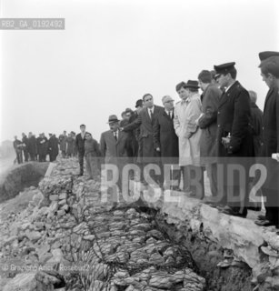 THE MAYOR OF VENICE GIOVANNI FAVARETTO-FISCA WITH THE US SENATOR TED KENNEDY AT THE PELLESTRINA MURAZZI AFTER THE GREAT HIGH TIDE (VENICE) - 1966 © ARCHIVIO Graziano Arici/Rosebud2  / ALTA MAREA / ACQUA ALTA / POLITICA / SINDACO / SENATORE