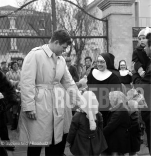 THE US SENATOR TED KENNEDY AT THE VILLAGE OF PELLESTRINA AFTER THE GREAT HIGH TIDE (VENICE) - 1966 © ARCHIVIO Graziano Arici/Rosebud2  / ALTA MAREA / ACQUA ALTA / POLITICA / SENATORE / SUORA