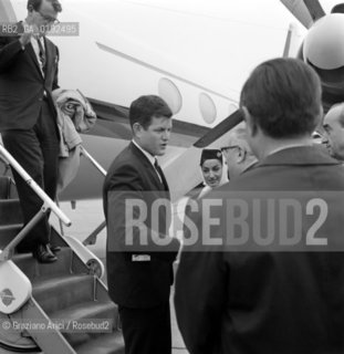 THE US SENATOR TED KENNEDY ARRIVING AT VENICE  AIRPORT AFTER THE GREAT HIGH TIDE  - 1966 © ARCHIVIO Graziano Arici/Rosebud2  / ALTA MAREA / ACQUA ALTA / POLITICA / SENATORE / AEROPORTO