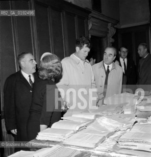 THE US SENATOR TED KENNEDY AT MARCIANA LIBRARY AFTER THE GREAT HIGH TIDE (VENICE) - 1966 © ARCHIVIO Graziano Arici/Rosebud2  / ALTA MAREA / ACQUA ALTA / POLITICA / SENATORE / BIBLIOTECA