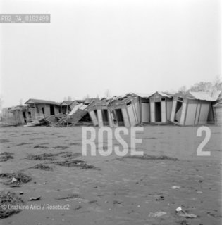 THE LIDO BEACH AFTER THE GREAT HIGH TIDE (VENICE) - 1966 © ARCHIVIO Graziano Arici/Rosebud2  / ALTA MAREA / ACQUA ALTA
