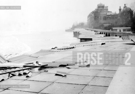 THE LIDO BEACH AFTER THE GREAT HIGH TIDE (VENICE) - 1966 © ARCHIVIO Graziano Arici/Rosebud2  / ALTA MAREA / ACQUA ALTA