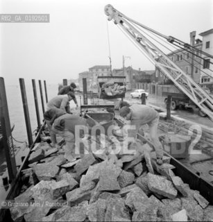 WORK IN PROGRESS AT THE PELLESTRINA MURAZZI AFTER THE GREAT HIGH TIDE (VENICE) - 1967 © ARCHIVIO Graziano Arici/Rosebud2  / ALTA MAREA / ACQUA ALTA