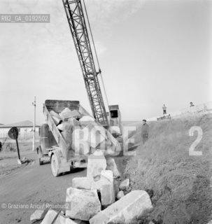 WORK IN PROGRESS AT THE PELLESTRINA MURAZZI AFTER THE GREAT HIGH TIDE (VENICE) - 1967 © ARCHIVIO Graziano Arici/Rosebud2  / ALTA MAREA / ACQUA ALTA