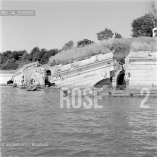 RUINS OF THE FORTE S.ANDREA  - VENICE  - 1960 - © ARCHIVIO Graziano Arici/Rosebud2  / ISOLE ABBANDONATE / DEGRADO