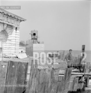 RUINS OF THE FORTE S.ANDREA  - VENICE  - 1960 - © ARCHIVIO Graziano Arici/Rosebud2  / ISOLE ABBANDONATE / DEGRADO