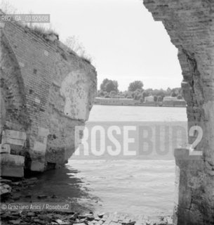 RUINS OF THE FORTE S.ANDREA  - VENICE  - 1960 - © ARCHIVIO Graziano Arici/Rosebud2  / ISOLE ABBANDONATE / DEGRADO