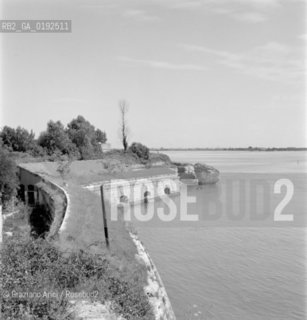 RUINS OF THE FORTE S.ANDREA  - VENICE  - 1960 - © ARCHIVIO Graziano Arici/Rosebud2  / ISOLE ABBANDONATE / DEGRADO