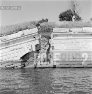 RUINS OF THE FORTE S.ANDREA  - VENICE  - 1960 - © ARCHIVIO Graziano Arici/Rosebud2  / ISOLE ABBANDONATE / DEGRADO