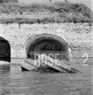 RUINS OF THE FORTE S.ANDREA  - VENICE  - 1960 - © ARCHIVIO Graziano Arici/Rosebud2  / ISOLE ABBANDONATE / DEGRADO