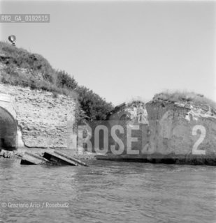 RUINS OF THE FORTE S.ANDREA  - VENICE  - 1960 - © ARCHIVIO Graziano Arici/Rosebud2  / ISOLE ABBANDONATE / DEGRADO
