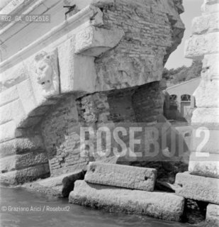 RUINS OF THE FORTE S.ANDREA  - VENICE  - 1960 - © ARCHIVIO Graziano Arici/Rosebud2  / ISOLE ABBANDONATE / DEGRADO