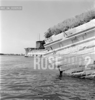 RUINS OF THE FORTE S.ANDREA  - VENICE  - 1960 - © ARCHIVIO Graziano Arici/Rosebud2  / ISOLE ABBANDONATE / DEGRADO