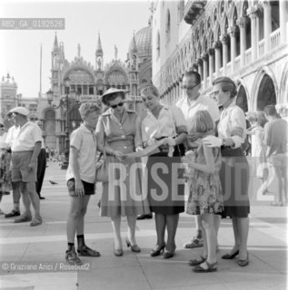 TOURIST HOSTESS IN VENICE - 196?  © ARCHIVIO Graziano Arici/Rosebud2  /  ASSISTENTE TURISTICA / TURISTA / PIAZZA SAN MARCO