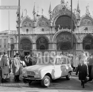 A CAR IN VENICE - 1961 © ARCHIVIO Graziano Arici/Rosebud2  / MACCHINA / AUTOMOBILE / PIAZZA SAN MARCO