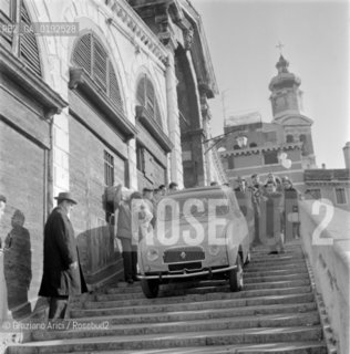 A CAR IN VENICE - 1961 © ARCHIVIO Graziano Arici/Rosebud2  / MACCHINA / AUTOMOBILE /