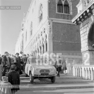 A CAR IN VENICE - 1961 © ARCHIVIO Graziano Arici/Rosebud2  / MACCHINA / AUTOMOBILE /