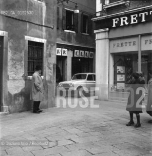 A CAR IN VENICE - 1961 © ARCHIVIO Graziano Arici/Rosebud2  / MACCHINA / AUTOMOBILE /