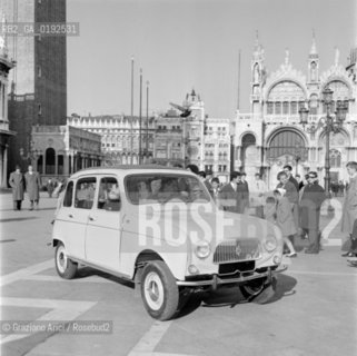 A CAR IN VENICE - 1961 © ARCHIVIO Graziano Arici/Rosebud2  / MACCHINA / AUTOMOBILE / PIAZZA SAN MARCO